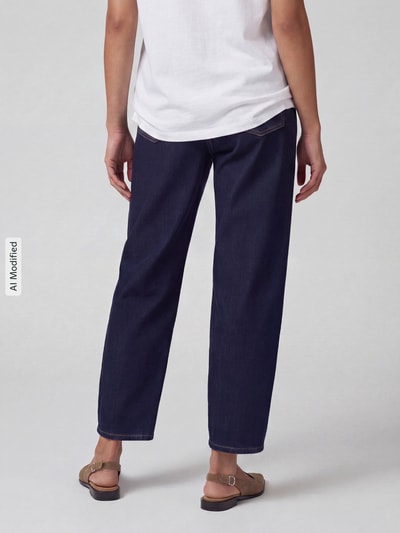 Frauenmodel trägt Regular Fit Barrel Jeans aus Baumwoll-Mix Modell 'ELLY' von ANGELS in Dunkelblau, Damen Barrel Jeans, Ganzkörperansicht Rückansicht, KI-modifiziertes Bild.