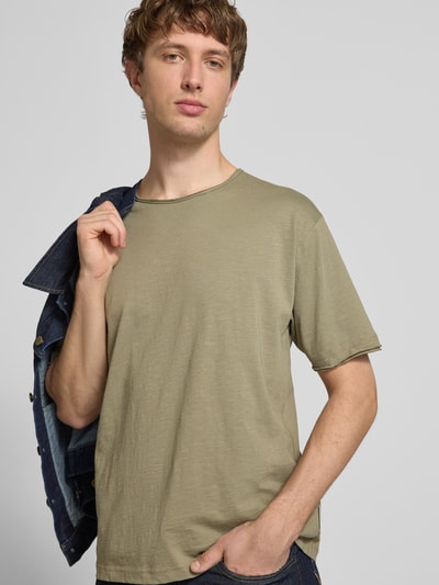 Männermodel trägt Relaxed Fit T-Shirt aus reiner Baumwolle von Marc O'Polo Denim, Optik: Unifarben, kurzarm, Rundhals, Raw Cut Saum, Ganzkörperansicht von vorne.