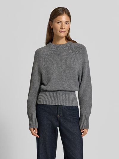 Frauenmodel trägt Regular Fit Pullover mit Viskose-Woll-Kaschmir-Anteil Modell 'Kusi' von JOOP! in Grau, Damen Pullover, Ganzkörperansicht von vorne.