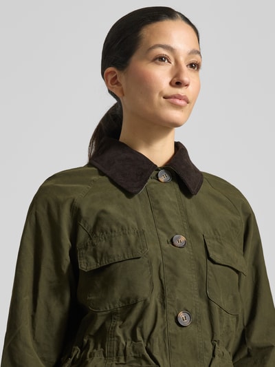 Kobiece modelka nosi Regular Fit Kurtka funkcyjna z czystej bawełny Model 'CROTON' od Barbour, efekt: jednolity kolor, wykładany kołnierz, listwa guzikowa, wyhaftowane logo, hydrofobowy, długi rękaw, materiał: bawełna, Nahaufnahme górnej części ciała.