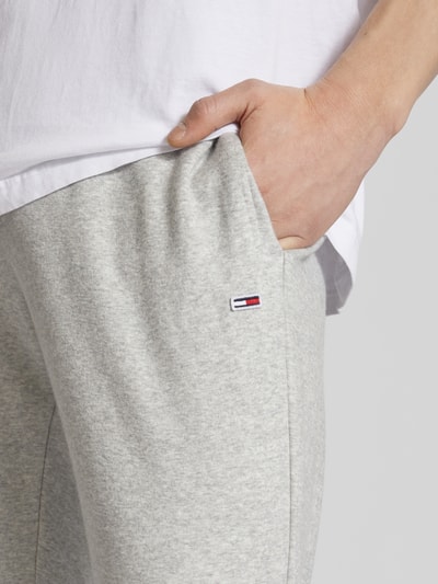 Tommy Jeans Slim Fit Sweatpants in Melange-Optik Hellgrau Melange 3