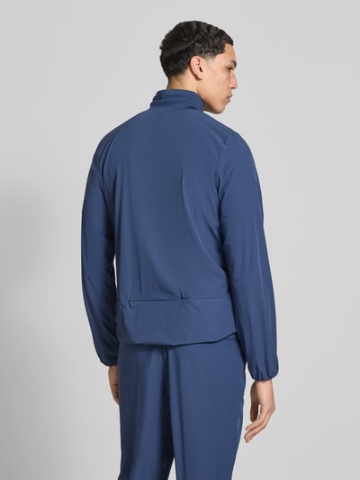 Männermodel trägt Sweatjacke mit Logo-Print Modell 'CANDORA' von Ellesse in Blau, gerader Schnitt, Rückenansicht, Material-Mix mit Stretch.