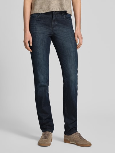 Frauenmodel trägt Slim Fit Jeans im 5-Pocket-Design Modell 'CICI' von Angels in Dunkelblau, Baumwoll-Mix mit Stretch-Anteil, Gerader-Schnitt, Knopf- und Reißverschluss, Bundweite 39 cm, Innenbeinlänge 82 cm, Ganzkörperansicht von vorne.