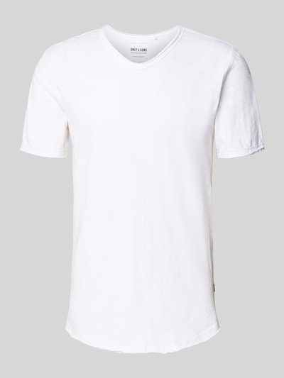 Produktfoto, Regular Fit T-Shirt aus reiner Baumwolle Modell 'BENNE LONGY' von Only & Sons, jednolita optyka, krój regular fit, biały kolor, V-dekolt, krótkie rękawy z podwiniętym brzegiem, dolny brzeg podwinięty, materiał bawełna