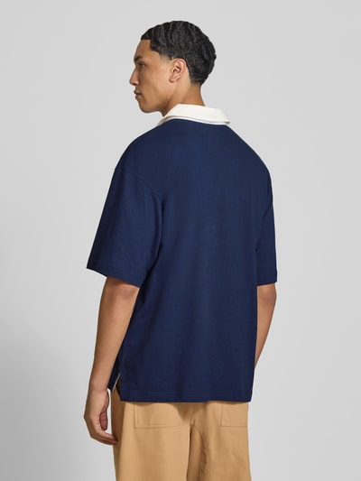 Mannenmodel draagt Regular Fit Poloshirt uit katoen van Kenzo in donkerblauw met contrastkraag, labelstitching, ruglengte maat M 71 cm, korte mouwen, gebreide textuur, geheelbeeld achteraan.