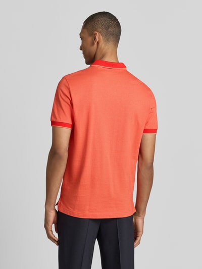 Männermodel trägt Regular Fit Poloshirt mit Logo-Stitching von Lerros in Rot, Polokragen, kurze Knopfleiste, Rückansicht, Ganzkörperansicht.