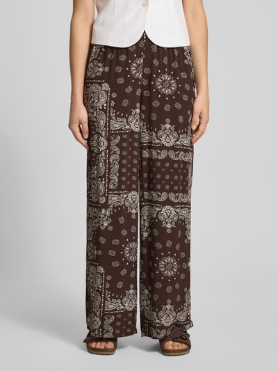 Frauenmodel trägt Relaxed Fit Weite Hose aus reiner Viskose Modell 'KAVI' von Only, braunes Muster, Damen Weite Hose, Nahaufnahme Unterkörper.