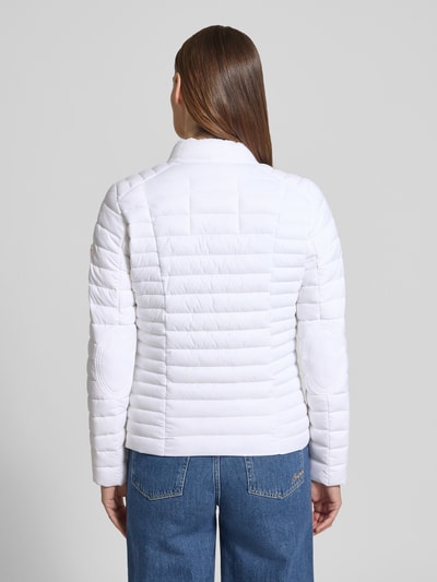 Frauenmodel trägt Steppjacke mit Zweiwege-Reißverschluss Modell 'JUDY' von Frieda & Freddies, weiß, Rückenlänge 57 cm, Ganzkörperansicht Rückansicht.