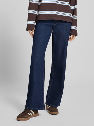 Vrouwenmodel draagt Wide Leg Jeans aus Baumwoll-Mix Modell 'JUDY' van Only, donkerblauw denim, low waist, 5-pocket, vooraanzicht, heup tot voet.