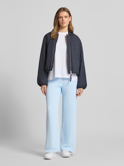 Modelka nosi Loose Fit Jogpants mit elastischem Bund und Kordelzug von JJXX w jasnoniebieskim kolorze, szerokość w rozmiarze S/32: 38 cm, długość nogawki od wewnątrz w rozmiarze S/32: 84 cm, luźny krój, elastyczny pas ze sznurkiem, boczne kieszenie, widok całej sylwetki z przodu