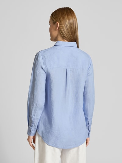 Männermodel trägt Leinenbluse mit Label-Detail und Hemdblusenkragen von Fynch-Hatton, reines Leinen, krój regular fit, zaokrąglony dół, niebieski, widok całej sylwetki z tyłu