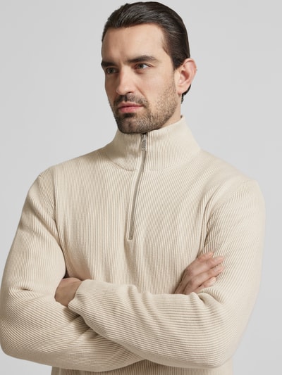Männermodel trägt Strickpullover mit Stehkragen und Reißverschluss von Lindbergh, Baumwoll-Mix, Regular-Fit, Ripp-Optik, Nahaufnahme Oberkörper.