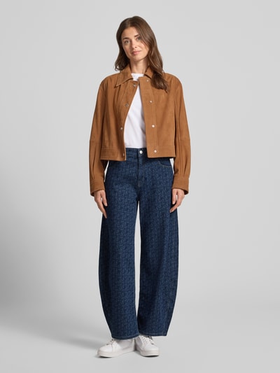 Vrouwenmodel draagt Barrel Jeans uit mix van katoen van het model 'Mari leap' van OPUS PANTS in donkerblauw, wijd silhouet, effen textuur, Ganzkörperansicht van voren.