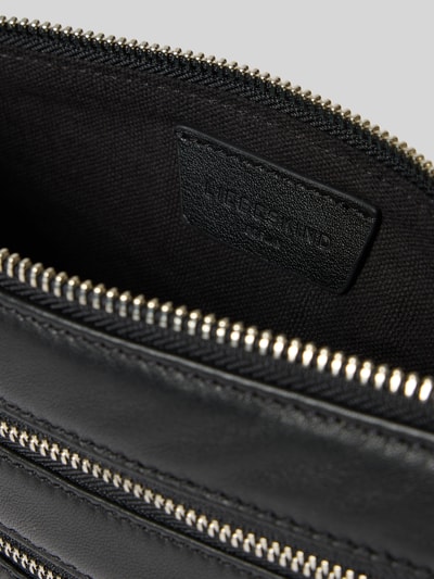 Produktfoto, czarna Shoulder Bag mit Logo-Print Modell 'Zena' von LIEBESKIND BERLIN, skóra, srebrne suwaki, kieszenie na przodzie, Szerokość w rozmiarze 1: 26 cm, długość: 15 cm, głębokość: 4 cm, długość paska: 115 cm
