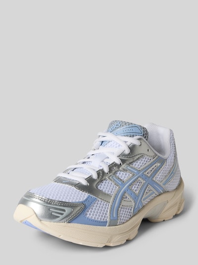 Produktfoto, Sneaker mit Logo-Detail von ASICS TIGER in Weiß, Silber und Hellblau, abgerundete Passform, Schnürverschluss, leicht profilierte Sohle, Absatzhöhe 4 cm, Schafthöhe und Schaftweite je 7 cm, Mesh-Struktur und glatte Elemente, Damen Sneaker