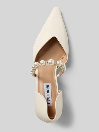 Produktfoto, czółenka z naturalnej skóry o spiczystym kształcie, model 'Amoura' od Steve Madden, fakturowana podeszwa, wysokość obcasa 8 cm, wysokość cholewki 7 cm, kolor jasny, pasek z perełkami, rozmiar 40.