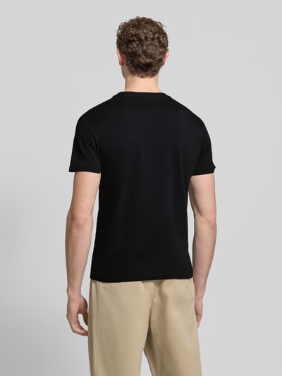 Männermodel trägt T-Shirt mit Label-Print und Rundhalsausschnitt von Polo Ralph Lauren aus reiner Baumwolle, Regular-Fit, Rückenlänge 66 cm, Ganzkörperansicht Rückansicht.