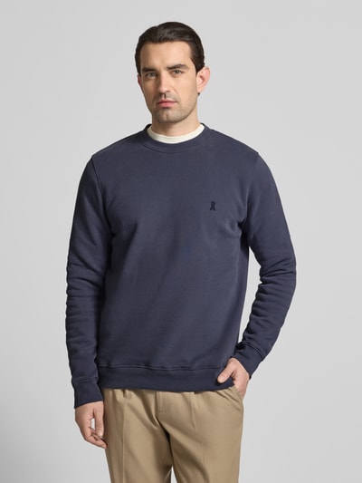 Mannenmodel draagt Regular Fit Sweatshirt uit pure biologische katoen model 'BAARO FLEECE' van Armedangels, unikleuren, logo-detail, crew neck, lange mouwen, geribde boorden, sweatstof, vooraanzicht bovenlichaam.