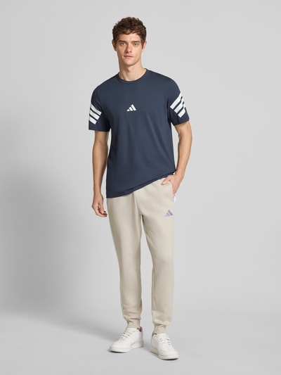 adidas Sportswear Sweatpants met labelstitching en elastische band Zand - 1