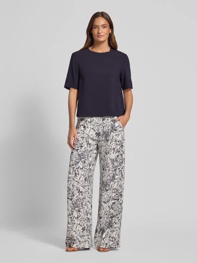 Frauenmodel trägt Hose aus Lyocell im Allover-Look von Windsor, Regular Fit, Bügelfalten, Eingrifftaschen, Ganzkörperansicht von vorne.