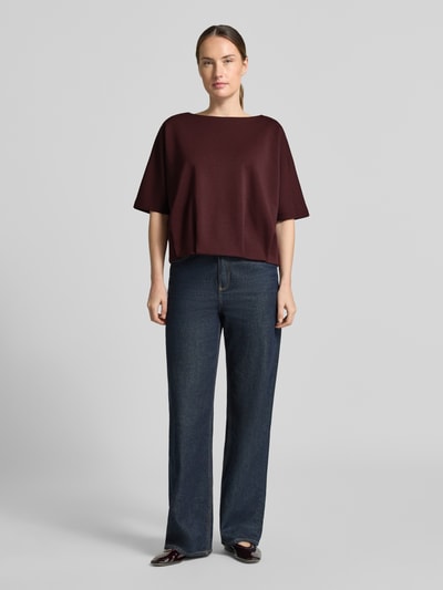 Vrouwenmodel draagt Regular Fit T-Shirt uit modal-mix model 'Ginne' van OPUS in bordeaux, gladde stof, rechte vorm, Dames t-shirt, volledige vooraanzicht.