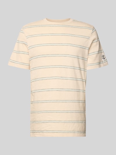 Produktfoto, T-Shirt mit Rundhalsausschnitt und Label-Patch von Guess aus reiner Baumwolle, gerader Schnitt, hellbeige mit feinen Streifen, dezente Textur.