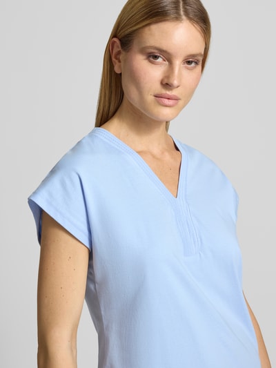 Frauenmodel trägt Damen T-Shirt mit V-Ausschnitt Modell 'DERBY' von Soyaconcept in Hellblau aus reiner Bio-Baumwolle, Regular-Fit, Rückenlänge bei Größe S: 59 cm, Nahaufnahme Oberkörper.