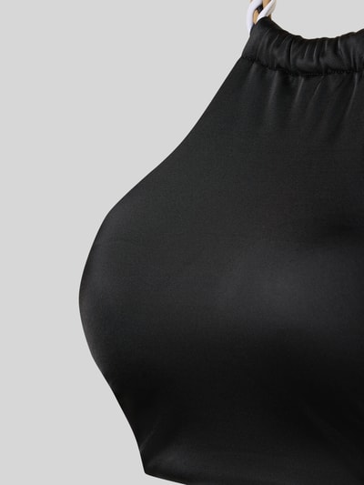Frauenmodel trägt Bikini-Oberteil mit Flechtoptik-Detail Modell 'BRALETTE_BOSS BRAID' von BOSS in Schwarz, Nahaufnahme Oberkörper.