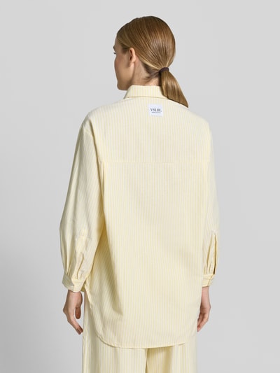 Frauenmodel trägt Oversized Hemdbluse aus Baumwoll-Mix Modell 'STELLA' von VILLA SOPHIE, Optik:Allover-Muster, Ganzkörperansicht Rückansicht.