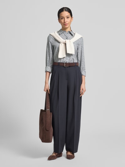 Frauenmodel trägt Regular Fit Hemdbluse aus reiner Baumwolle von Marc O'Polo mit Allover-Muster, langarm, Papertouch-Popeline, Ganzkörperansicht von vorne