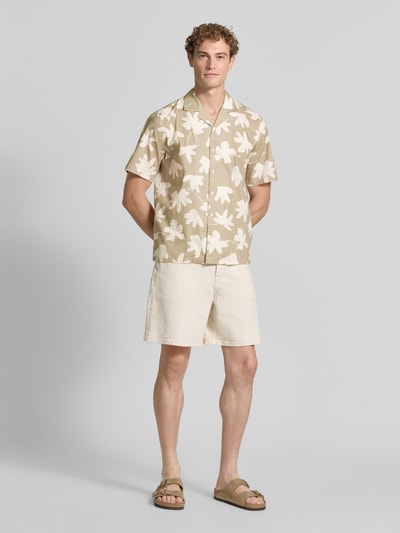 Männermodel trägt Regular Fit Freizeithemd aus Baumwoll-Mix Modell 'Klampo' von Matinique, Reverskragen, Kurzarm, Ganzkörperansicht von vorne.