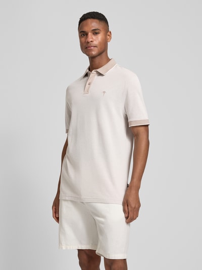 Männermodel trägt Regular Fit Poloshirt mit Label-Stitching Modell 'Percyco' von JOOP! Collection aus reiner Baumwolle, Ganzkörperansicht von vorne.