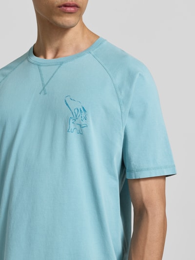 Männermodel trägt Regular Fit T-Shirt mit Logo-Print von MAISON KITSUNÉ aus reiner Bio-Baumwolle, Rundhalsausschnitt, Nahaufnahme Oberkörper.