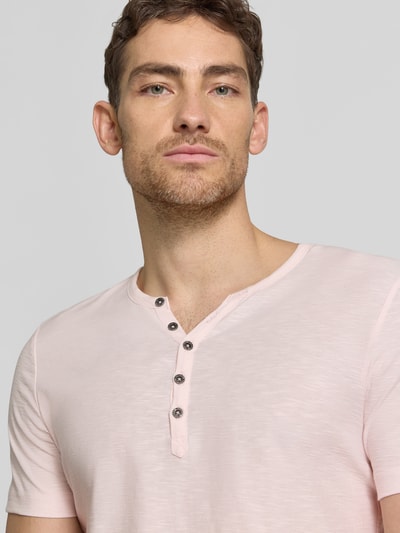 Männermodel trägt T-Shirt mit V-Ausschnitt und Knopfleiste von MCNEAL in Rosa, Reine Baumwolle, Regular-Fit, Nahaufnahme Oberkörper.