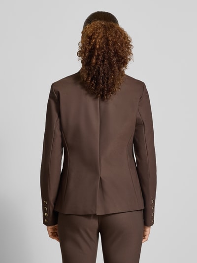 Frauenmodel trägt Blazer aus Baumwoll-Mix Modell 'Blake' von MOS MOSH in Braun mit taillierter Passform und Reverskragen, Ganzkörperansicht Rückansicht.