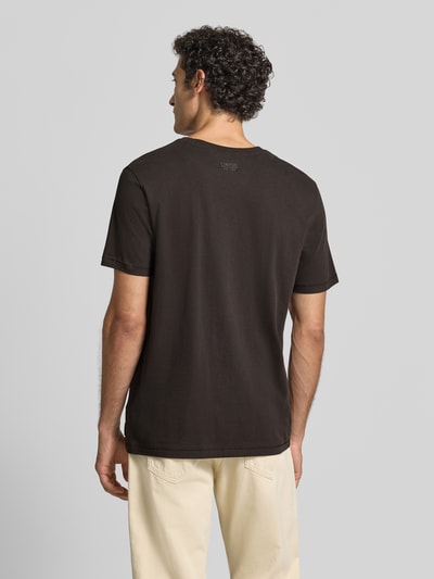 Männermodel trägt T-Shirt mit Rundhalsausschnitt Modell 'CIDANI' von CINQUE in Schwarz, Baumwolle, gerader Schnitt, Ganzkörperansicht Rückansicht.
