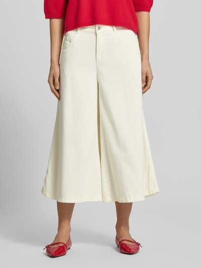 Frauenmodel trägt Loose Fit Jeans mit Eingrifftaschen Modell 'Melli' von Brax, Baumwoll-Mix, Wide Leg, cremefarben, Nahaufnahme Vorderansicht.
