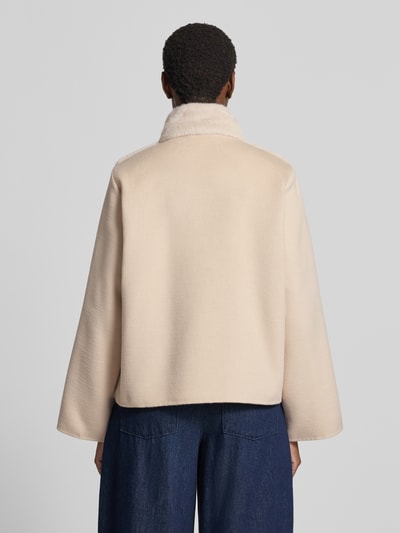 Frauenmodel trägt Jacke mit Viskose-Anteil Modell 'BALIA' von EMME in hellem Beige mit Kunstfellbesatz, Steppnähten, lockerer Passform, Ganzkörperansicht Rückansicht.