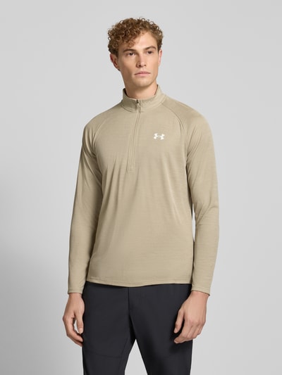 Männermodel trägt regular fit Heren shirt met lange mouwen met labelprint van Under Armour in beige, Ganzkörperansicht von vorne.