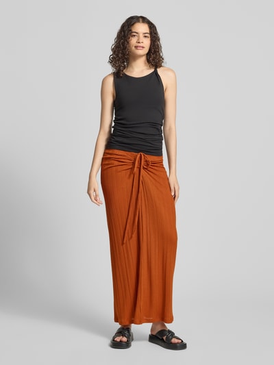 Frauenmodel trägt Maxirock mit Raffungen und Schnürung von Gina Tricot, rostorange, Material-Mix mit Viskose-Anteil, gerader Schnitt, Ganzkörperansicht von vorne.