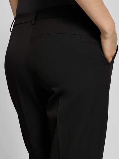 Frauenmodel trägt Hose in verkürzter Passform mit Längsnähten von Christian Berg Woman Selection aus Material-Mix mit Viskose-Anteil, Gesäßtasche, schwarze Farbe, glatte Textur, Ganzkörperansicht Rückansicht, Bundweite bei Größe 36: 41 cm, Innenbeinlänge bei Größe 36: 71 cm.
