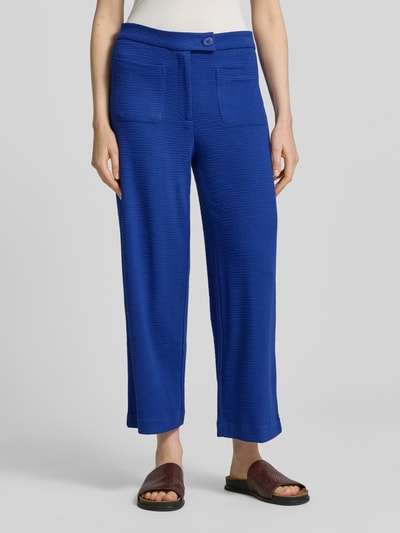 Vrouwenmodel draagt Hose aus Viskose-Mix mit Strukturmuster Modell 'KATE LUMINA' van ICHI, wide leg, blauwe stof, opgestikte zakken, detailopname voorkant.