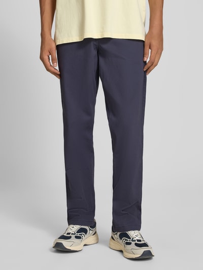 Männermodel trägt Straight Fit Hose aus Baumwoll-Mix Modell 'Kane' von JACK & JONES in Dunkelblau, Eingriff- und Gesäßtaschen, Ganzkörperansicht von vorne, elastischer Baumwoll-Mix, Knopf- und Reißverschluss, Bundweite 41 cm und Innenbeinlänge 77 cm bei Größe 32/32