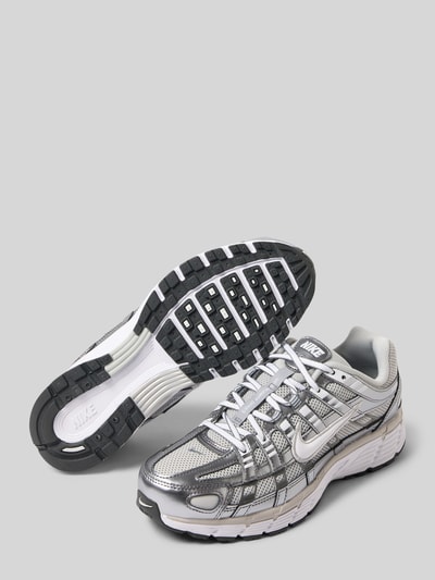 Produktfoto, Sneaker mit Label-Patch van Nike in zilver, afgeronde punt, vetersluiting, profielzool, logodetail, hakhoogte maat 41: 3 cm, schachthoogte maat 41: 8 cm, schachtbreedte maat 41: 8 cm