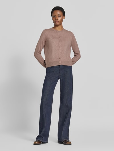 Frauenmodel trägt Regular Fit Strickjacke aus Viskose-Mix von s.Oliver RED LABEL in Braun, kombiniert mit dunkelblauer Hose, Ganzkörperansicht von vorne.