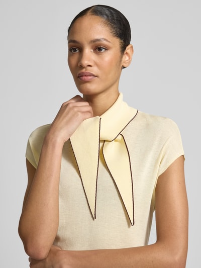 Frauenmodel trägt Blusenshirt aus Viskose-Mix mit V-Ausschnitt Modell 'BERT' von Mango im Allover-Look, Nahaufnahme Oberkörper.