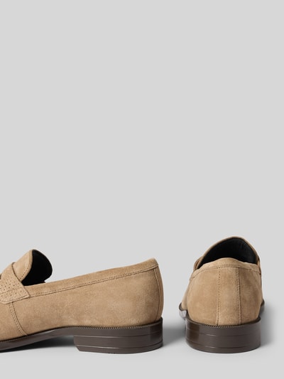 Produktfoto, Loafer aus echtem Leder Modell 'TAYIL' von BOSS in Beige, Optik: Unifarben, Schuhspitze abgerundet, Absatzform: Blockabsatz, Verschluss: Schlupf/offen, Sohle: strukturiert, Materialverarbeitung: Nubuk, Material: Echtleder.