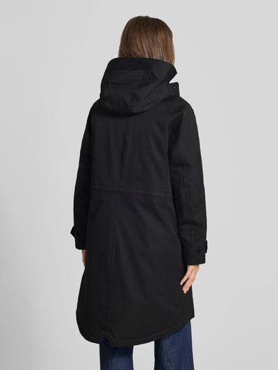 Frauenmodel trägt czarna parka z kapturem, wyhaftowane logo Didriksons, prosty krój, wodoodporny, oddychający materiał, wypełnienie thermore®, boczne kieszenie z patką, dzianinowe zakończenia rękawów, długość tyłu w rozmiarze 36: 102 cm, szerokość ramion w rozmiarze 36: 40 cm, szerokość w rozmiarze 36: 56 cm, długość rękawów w rozmiarze 36: 60 cm, Produkt: Parka mit Kapuze und Thermore Füllung von Didriksons, całkowity widok od tyłu.