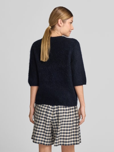 Männermodel trägt sweter z dzianiny z mieszanki moheru i bawełny Model 'debbie' od Gestuz, krój regular fit, okrągły dekolt, rękaw o dł. 1/2, Długość tyłu w rozmiarze S: 47 cm, Długość rękawów w rozmiarze S: 41 cm, kolor ciemnogranatowy, miękka tekstura, Ganzkörperansicht Rückansicht