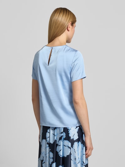 Modelka kobieca ma na sobie Regular Fit T-Shirt mit rundhalsausschnitt od Christian Berg Cocktail, elastyczna mieszanka materiałów, satyna, okrągły dekolt, długość tyłu 58 cm, długość rękawów 20 cm, jasnoniebieski kolor, gładka struktura, widok całej sylwetki z tyłu.